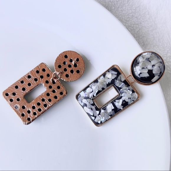 Black and gold earrnings with seashell mosaic - Picture 4 of 6